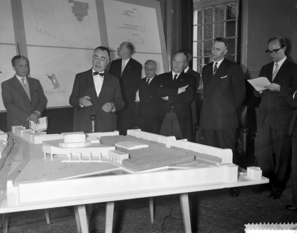 Maquette van het nieuwe operagebouw Amsterdam. Architect ir. B. Bijvoet, wethoud, Bestanddeelnr 912-3042