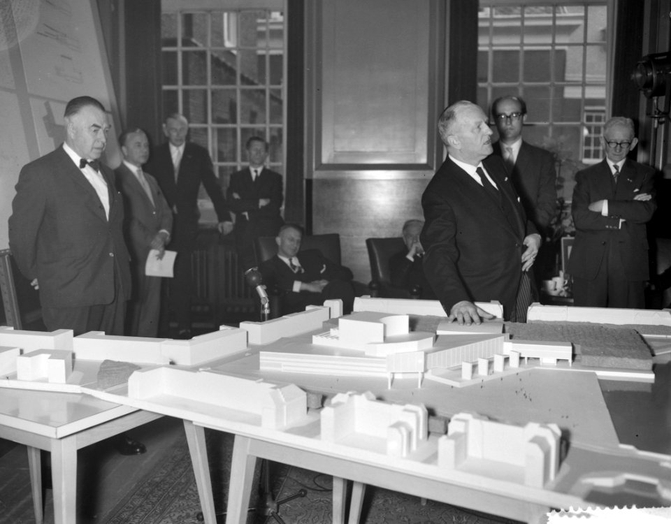 Maquette van het nieuwe operagebouw Amsterdam Links de architect ir Bijvoet, r, Bestanddeelnr 912-3040