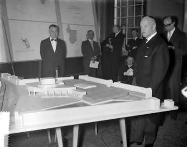 Maquette van het nieuwe operagebouw Amsterdam Links de architect ir Bijvoet, r, Bestanddeelnr 912-3041