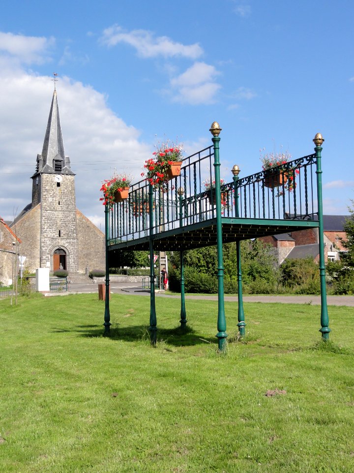 Marbaix (Nord, Fr) Kiosque à musique, église