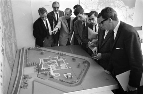 Maquette van het Flevoparkbad getoond op stadhuis door ir Van Wieringen, Bestanddeelnr 916-5856