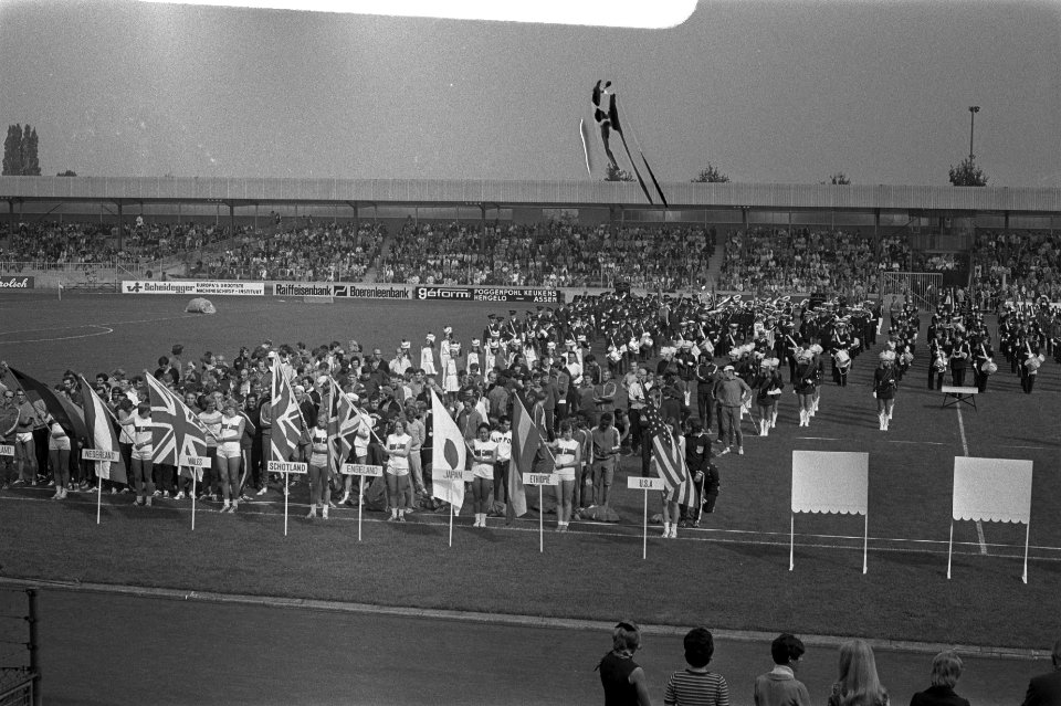 Marathon te Enschede, presentatie vlaggen in stadion, Bestanddeelnr 924-9055