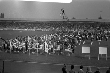 Marathon te Enschede, presentatie vlaggen in stadion, Bestanddeelnr 924-9055