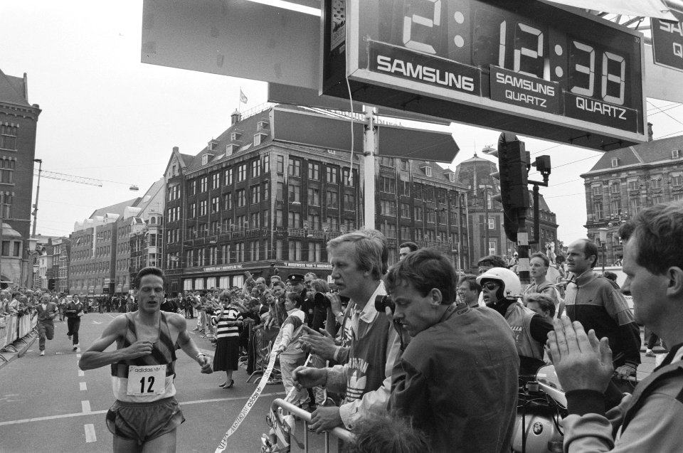 Marathon van Amsterdam Gerard Nijboer gaat over finish 2.12.38, Bestanddeelnr 934-2448