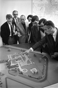 Maquette van het Flevoparkbad getoond op stadhuis door ir Van Wieringen, Bestanddeelnr 916-5855