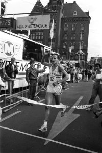 Marathon van Amsterdam finish winnaar Gerard Nijboer, Bestanddeelnr 932-9658
