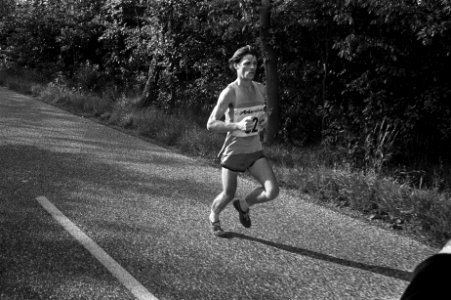 Marathon te Enschede, winnaar B L Allen (Engeland) in actie onderweg, Bestanddeelnr 924-9040