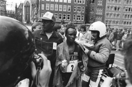 Marathon van Amsterdam winnaar John Burra na de finish, Bestanddeelnr 933-9747