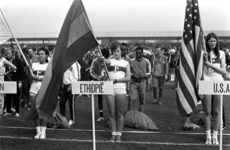 Marathon te Enschede, presentatie vlaggen in stadion, Bestanddeelnr 924-9054