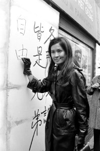 Marayat Andriane uit Thailand schrijft muurkrant in Amsterdam vol. Zij speelt in, Bestanddeelnr 920-1808