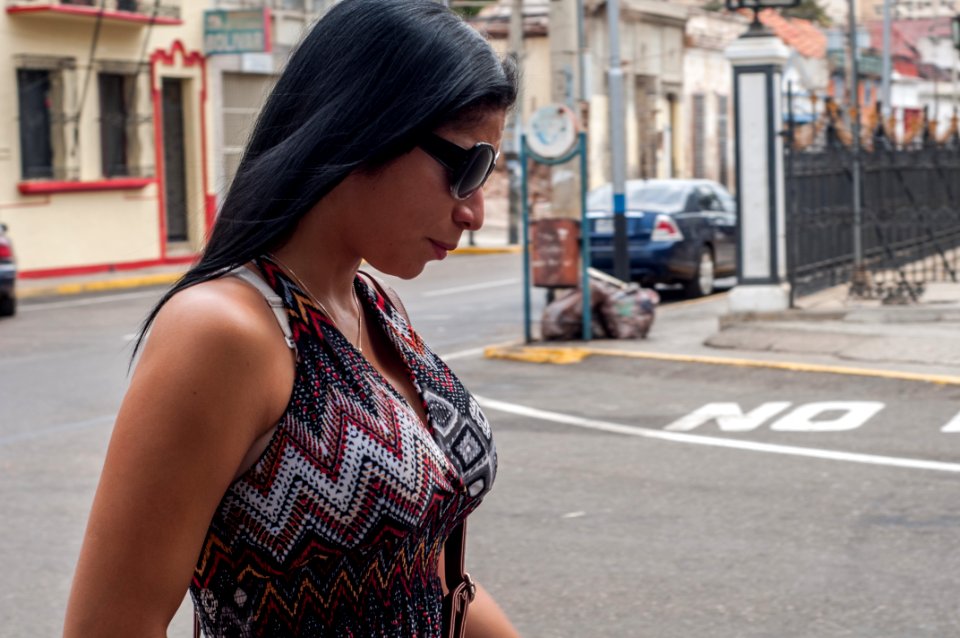 Maracaibo woman walking down the street