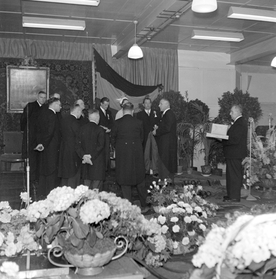 Mannen in jacquets staan rondom fabrieksdirecteur Jan van Abbe (midden rechts me, Bestanddeelnr 255-8470