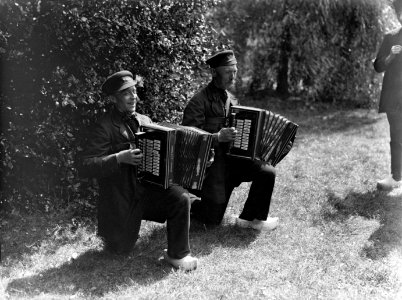 Mannen in Achterhoekse klederdracht met accordeons in Gorssel, Bestanddeelnr 190-0097