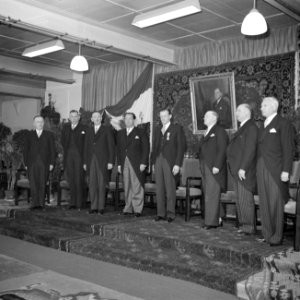 Mannen in jacquets op podium, 4e en 5e van links respectievelijk Jan en Albert v, Bestanddeelnr 255-8443