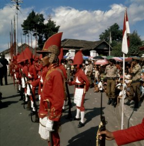 Mannen in traditioneel kostuum in Yogyakarta, Bestanddeelnr 254-9126