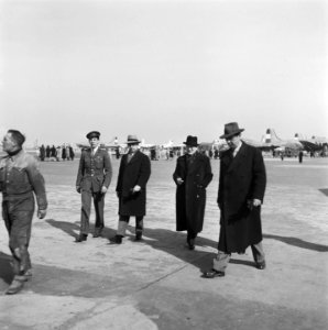 Mannen lopen op Vliegveld Schiphol, Bestanddeelnr 901-5812