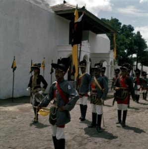 Mannen in traditioneel kostuum in Yogyakarta, Bestanddeelnr 254-9124