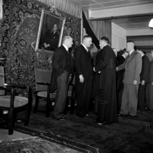 Mannen in gesprek en elkaar de hand drukkend, Bestanddeelnr 255-8569