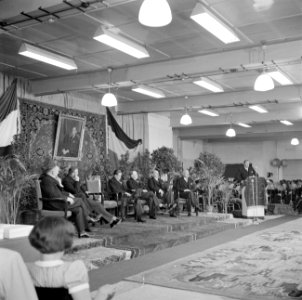 Mannen in jacquets zittend op een podium, rechts van de lege stoel Albert van Ab, Bestanddeelnr 255-8446