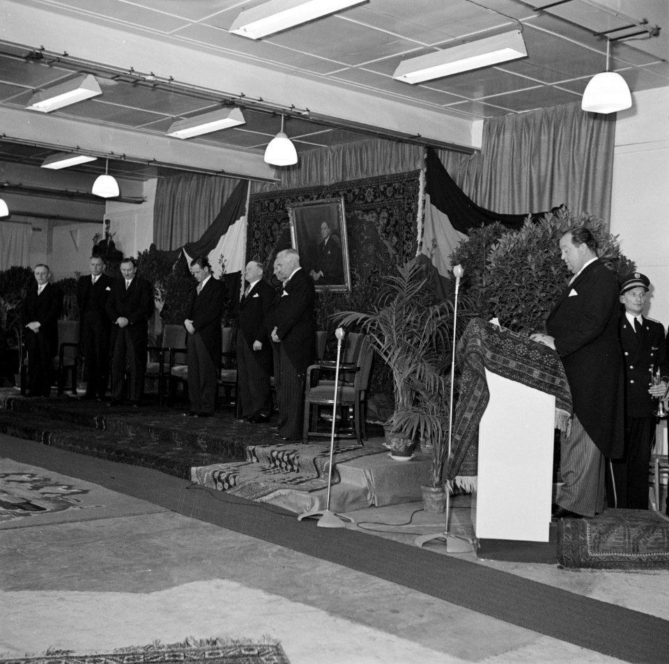 Mannen staand op een podium, onder hen fabrieksdirecteur Albert van Abbe (4e van, Bestanddeelnr 255-8575