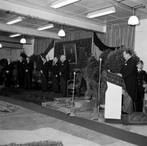 Mannen staand op een podium, onder hen fabrieksdirecteur Albert van Abbe (4e van, Bestanddeelnr 255-8575
