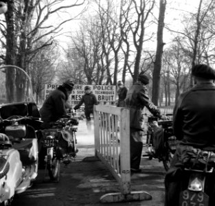 Mannen staan in de rij om de decibellen van hun motoren te laten meten, Bestanddeelnr 254-0061