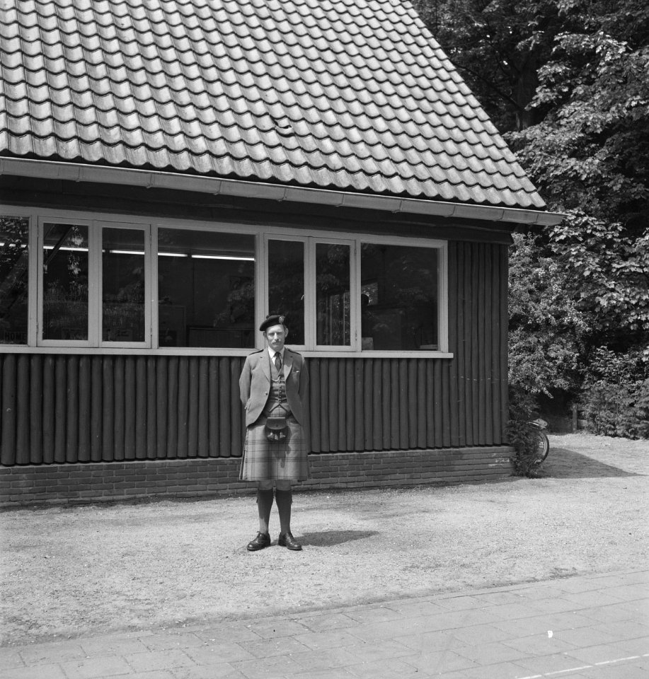 Mannen, gebouwen, klederdrachten, schotse kilt, Bestanddeelnr 251-9861