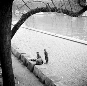 Mannen op de kade langs de Seine, Bestanddeelnr 254-0016