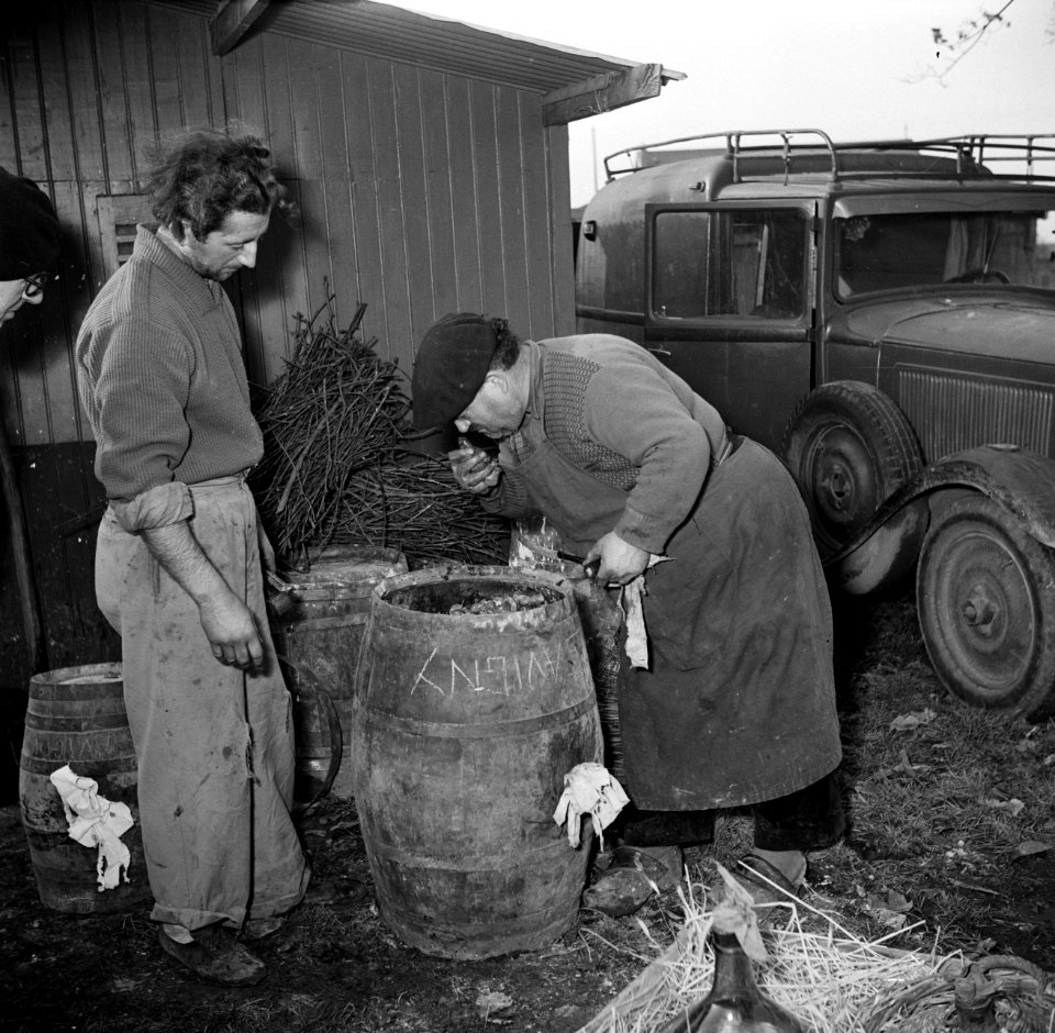 Mannen met een vat met kolen, Bestanddeelnr 252-9481
