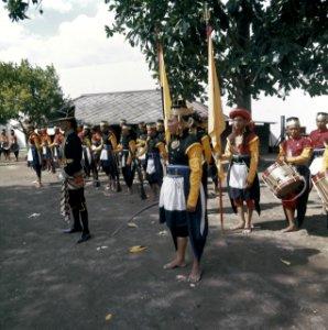 Mannen in traditioneel kostuum in Yogyakarta, Bestanddeelnr 254-9129