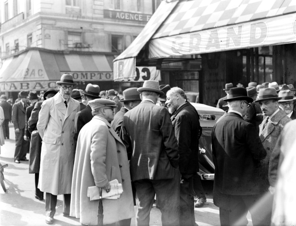 Mannen bij de Beurs in Parijs, waarschijnlijk bij devaluatie van de koers, Bestanddeelnr 190-0876