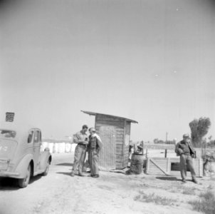Mannen en een auto bij een controlepost in de Negevwoestijn, even buiten Beersje, Bestanddeelnr 255-0760