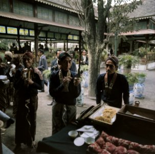 Mannen met krissen in Yogyakarta, Bestanddeelnr 254-9130