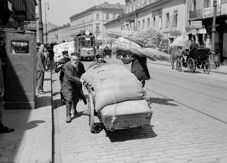 Mannen sjouwen goederen over straat in de Joodse wijk van Warschau, Bestanddeelnr 190-0053