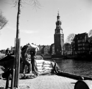 Mannen sjouwen met zakken aan de Oude Schans op de achtergrond de Montelbaansto, Bestanddeelnr 254-3269