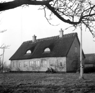 Mannen zitten op een stoep voor een deur van een boerderij in Rønnede op Seeland, Bestanddeelnr 252-8864