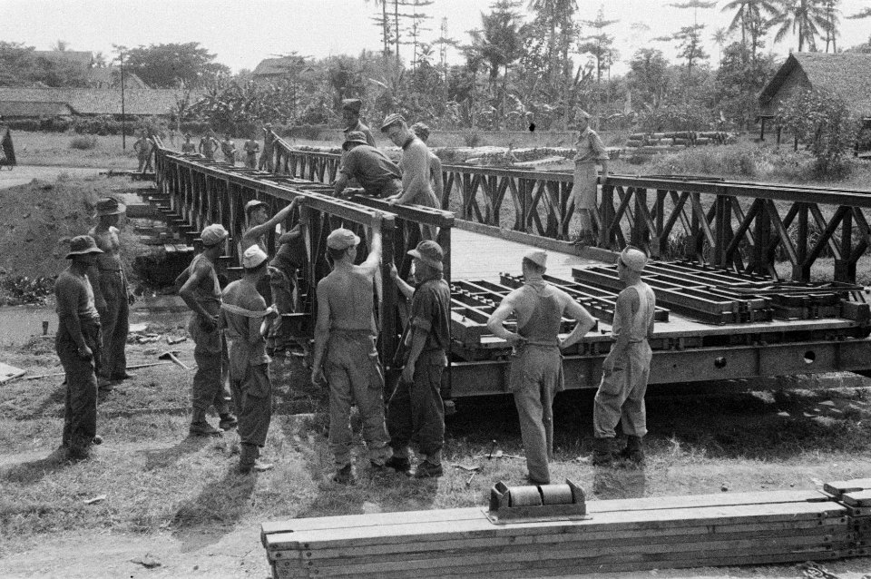 Mannen van de genie monteren een Baileybrug, Bestanddeelnr 3-4-2