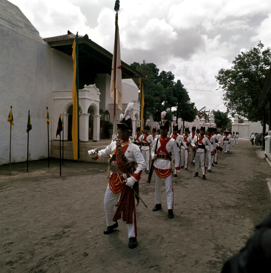 Mannen in traditioneel kostuum in Yogyakarta, Bestanddeelnr 254-9123