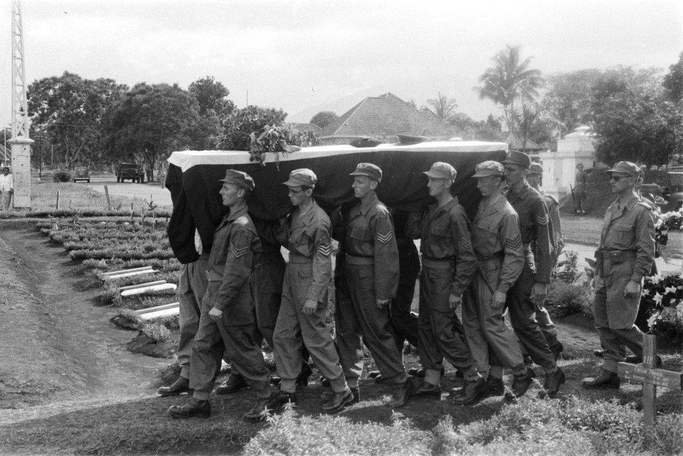 Mannen van zijn compagnie dragen hun commandant naar zijn laatste rustplaats, Bestanddeelnr 103-5-5