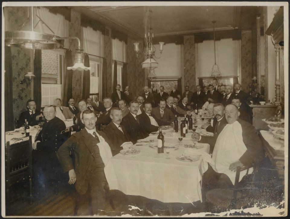 Mannengezelschap aan het einde van een diner, Bestanddeelnr 158-2284