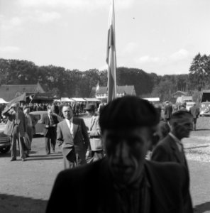 Mannen, gebouwen, vlaggen, wandelen, auto's, Bestanddeelnr 251-9639