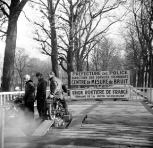 Mannen tijdens de meting, Bestanddeelnr 254-0065