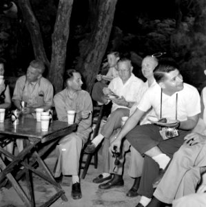 Mannen met eten en drinken op een feest, waarschijnlijk op Curaçao, Bestanddeelnr 252-3387