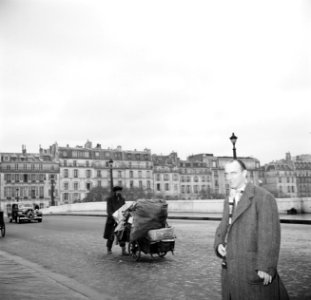 Mannen op een brug in Parijs, Bestanddeelnr 254-0015 photo