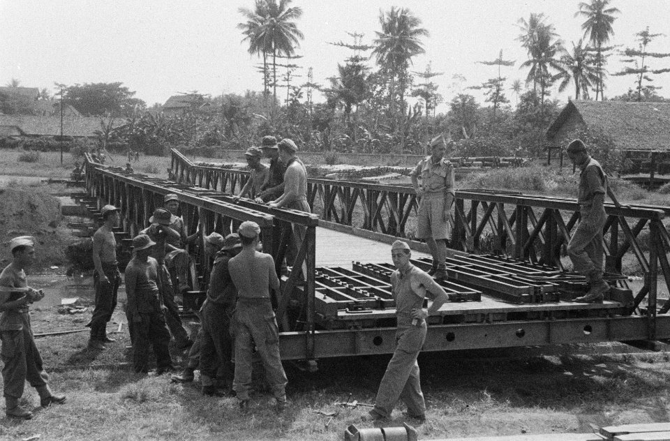 Mannen van de genie monteren een Baileybrug, Bestanddeelnr 3-4-1