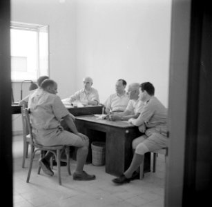 Mannen zittend in een bureauruimte, Bestanddeelnr 255-0020
