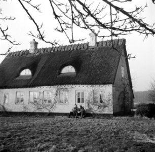 Mannen zitten op een stoep voor een deur van een boerderij in Rønnede op Seeland, Bestanddeelnr 252-8865