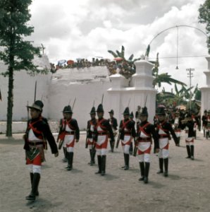 Mannen in traditioneel kostuum in Yogyakarta, Bestanddeelnr 254-9128