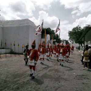 Mannen in traditioneel kostuum in Yogyakarta, Bestanddeelnr 254-9121