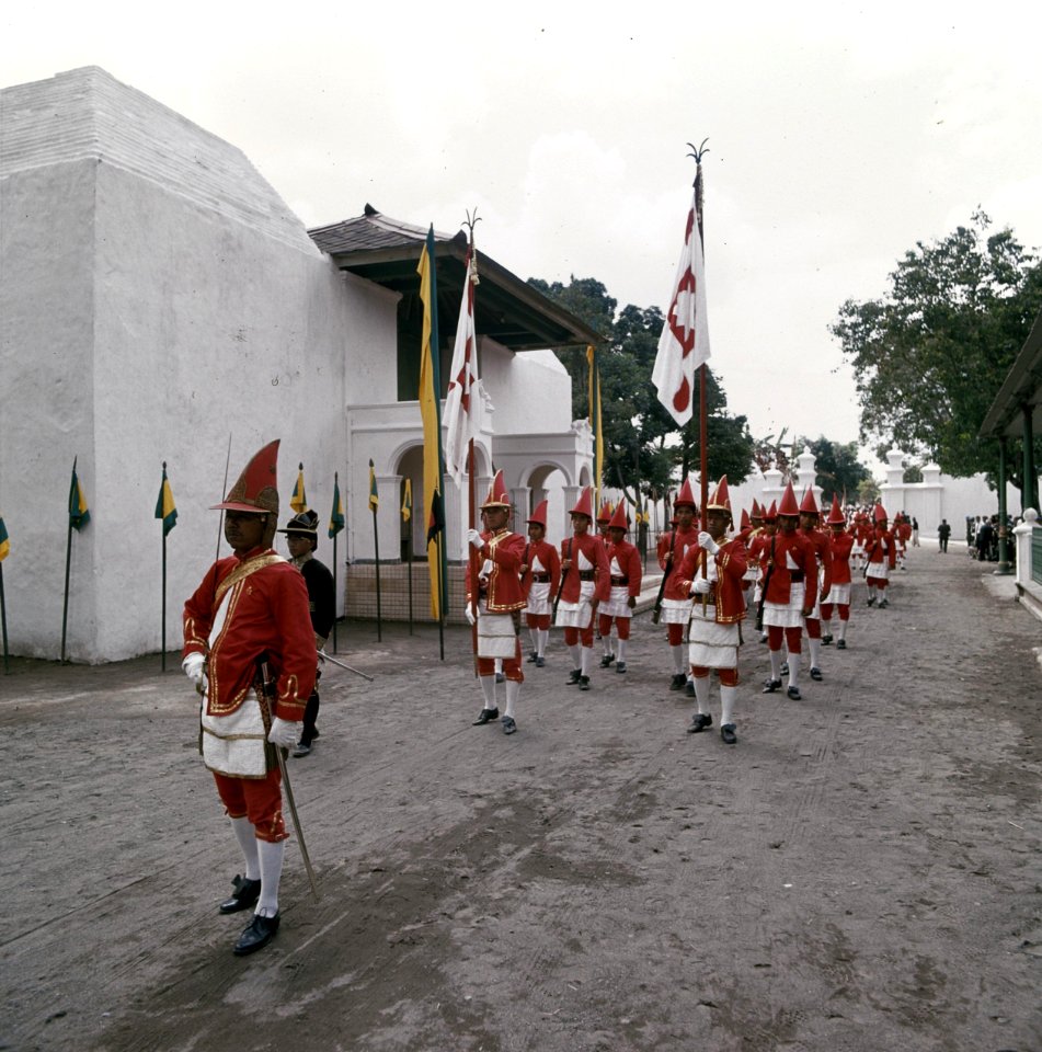 Mannen in traditioneel kostuum in Yogyakarta, Bestanddeelnr 254-9122